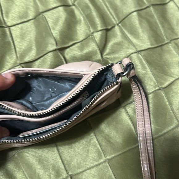 Simply Vera Pink Wristlet - Picture 4 of 4